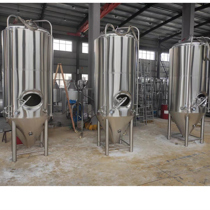 Equipo de elaboración de cerveza grande con tanque de fermentación grande