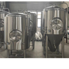 Equipo de elaboración de cerveza grande con tanque de fermentación grande